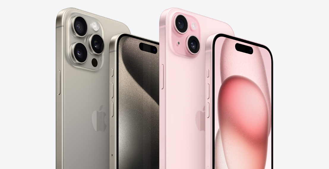 原色鈦金屬 iPhone 15 Pro Max 及 iPhone 15 Pro，旁邊是粉紅色 iPhone 15 Plus 及 iPhone 15。