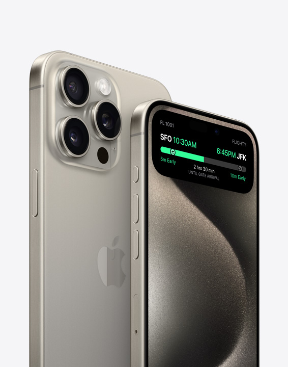展示 iPhone 15 Pro 一個側身背面及一個側身正面的外觀。側身正面的螢幕上顯示動態島的運作。