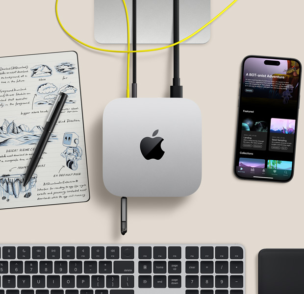 桌上的銀色 Mac mini 俯視圖,配有連接線和連在連接埠的快閃儲存,旁邊放著無線鍵盤、觸控板、iPhone 和筆記簿