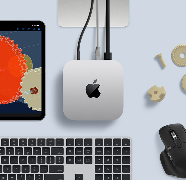 俯視圖展示銀色 Mac mini 擺放在桌上,旁邊放有黑色配銀色無線鍵盤、黑色無線滑鼠,以及一部 iPad。