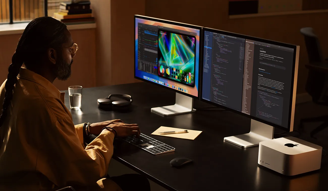 一位專業人士在已連接兩部 Studio&nbsp;Display 的 Mac&nbsp;Studio 上工作