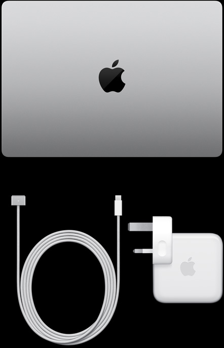合上的銀色 MacBook Pro 俯視圖，旁邊放著充電線和電源轉換器