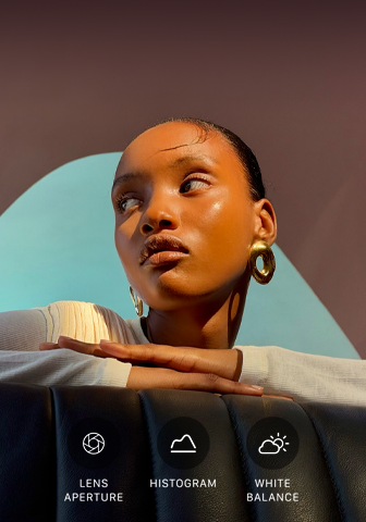 Krupni portretni prikaz dobro osvijetljenog modela na šarenoj pozadini, koji prikazuje korisničko sučelje Pro kontrola sustava pro kamera: otvor blende objektiva, histogram, balans bijele