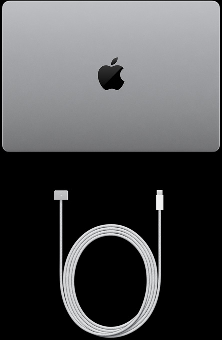 Ezüstszínű MacBook Pro PROLED XDR-kijelzővel, lecsukva felülnézetből, USB-C töltőkábellel és hálózati adapterrel
