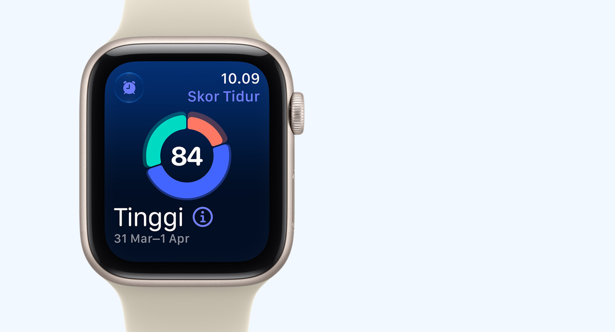 Apple Watch SE 3, casing aluminium, warna putih pucat metalik, layar menampilkan diagram lingkaran skor tidur, eksterior sisi kanan, tombol Digital Crown, Tali Jam Sport Band, warna krem pasir (cokelat muda pucat)