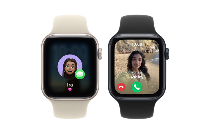 Perangkat Apple Watch SE 3, casing aluminium, warna putih pucat metalik dan biru temaram, layar menampilkan memoji, panggilan masuk, eksterior sisi kanan, tombol Digital Crown, Tali Jam Sport Band, warna krem pasir (cokelat muda pucat) dan hitam
