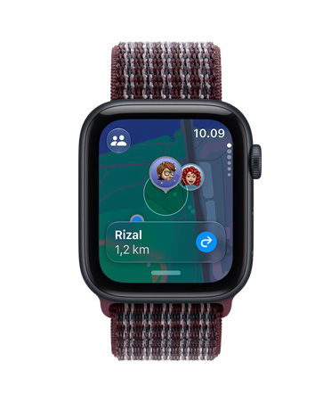 Apple Watch SE 3, casing aluminium, warna biru temaram, layar menampilkan aplikasi Lacak (memoji di latar belakang peta), eksterior sisi kanan, tombol Digital Crown, tali jam Sport Loop, warna kotak burgundi