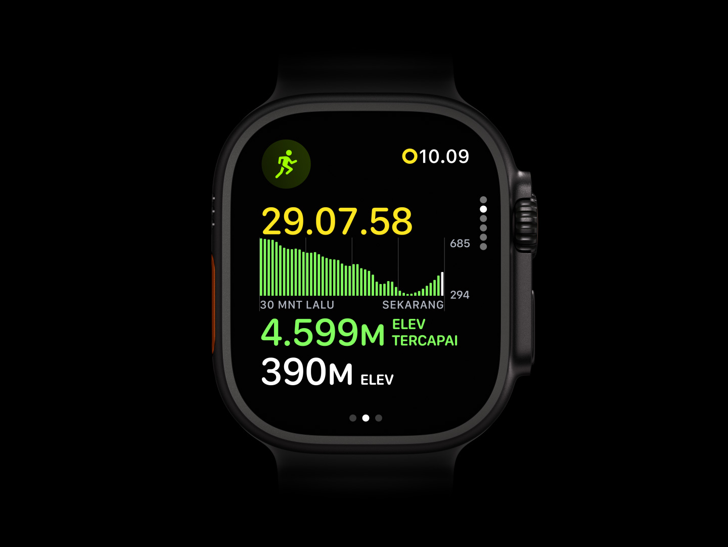 Apple&nbsp;Watch Ultra&nbsp;4, casing titanium, warna hitam, Olahraga Berlari&nbsp;di&nbsp;Luar menampilkan grafik tanjakan yang dicapai, eksterior sisi kanan, Digital Crown, tombol samping yang menonjol, Tali&nbsp;Jam Ocean&nbsp;Band abu-abu semi transparan