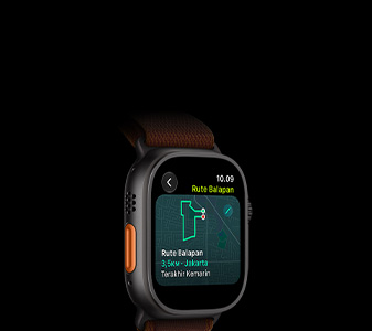 Apple Watch Ultra 4, casing titanium, warna hitam, fitur Rute Balapan dengan peta rute lari, eksterior sisi kiri, tombol Tindakan, tali jam Alpine Loop, warna burgundi