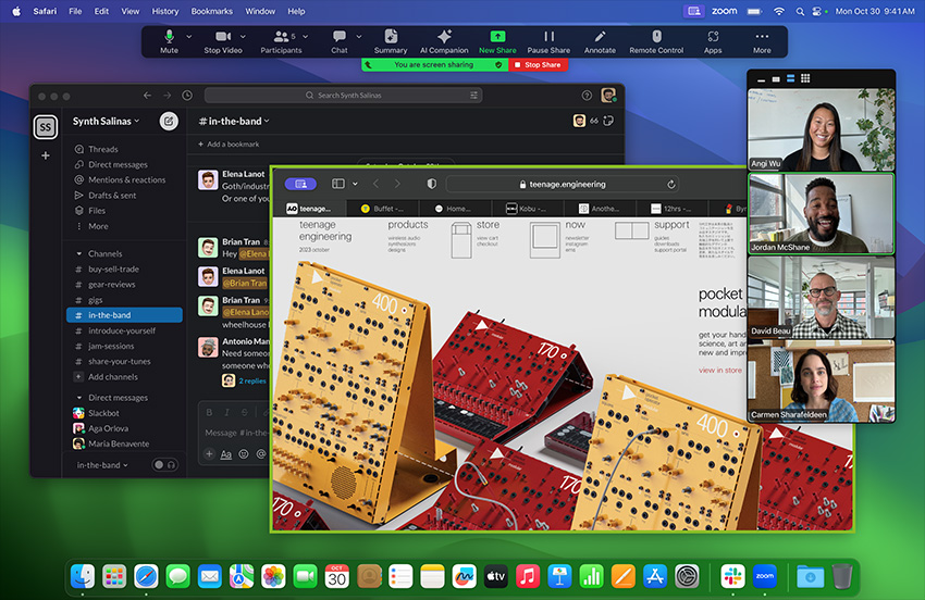 Rapat Zoom di MacBook Pro dengan chip M3: Pengguna berbagi layar untuk menampilkan situs web perusahaan Teenage Engineering, yang memperlihatkan gambar peralatan synthesizer modular, dengan saluran Slack bernama Synth Salinas terbuka di latar belakang