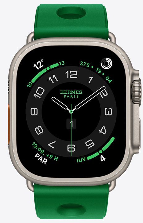 Apple Watch Hermès Ultra 4, quadrante analogico Circulaire, (lancette dell’ora, dei minuti e dei secondi, complicazioni: Meteo, anelli Attività, ora di Parigi e Indice UV), cassa in titanio naturale, lato destro, Digital Crown, tasto laterale in rilievo, cinturino Scub’H Diving color Vert Vertigo (verde brillante) in gomma sagomata con aperture circolari al centro
