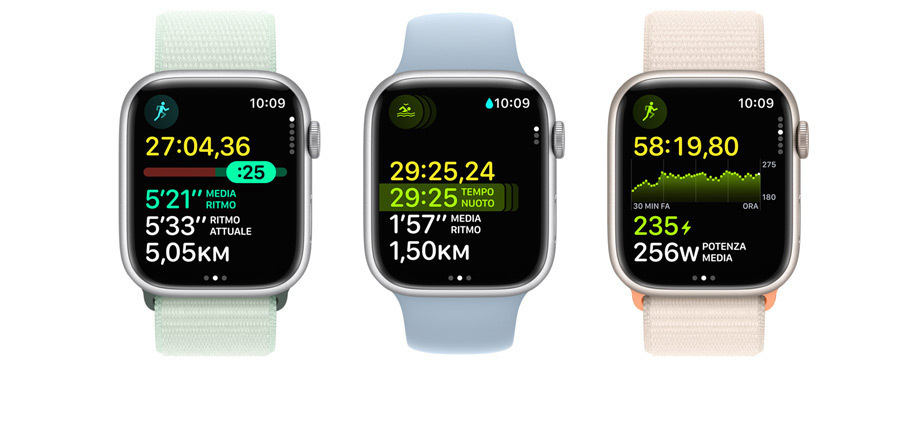 Tre Apple Watch, ognuno con diversi parametri e viste allenamento sul display.