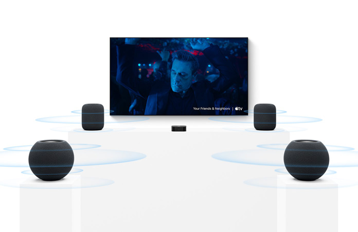 Una Apple TV 4K e lo schermo di un televisore, due HomePod color mezzanotte a sinistra e a destra, due HomePod mini 2 color mezzanotte in primo piano, onde sonore concentriche che si irradiano da ogni altoparlante