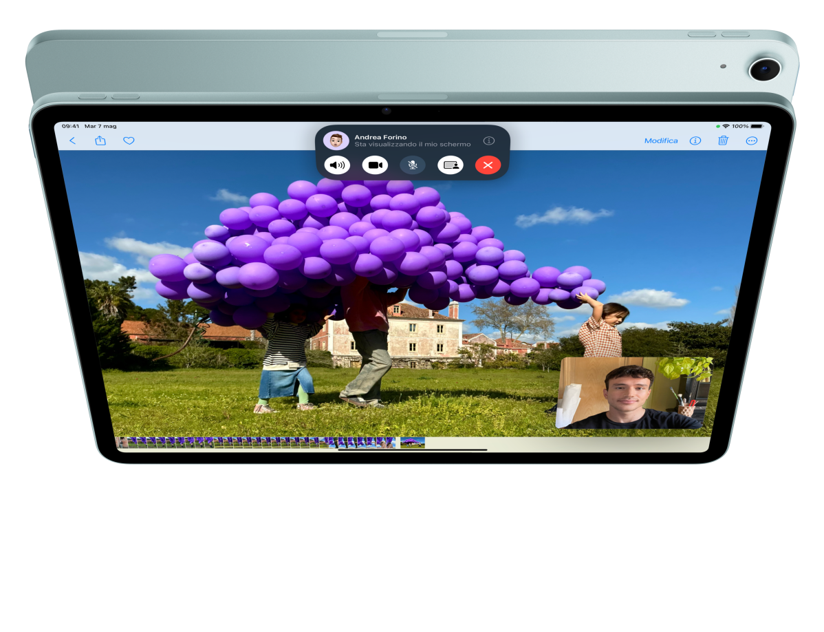Animazione di un iPad Air visto di fronte, sullo schermo c’è una persona che visualizza delle foto durante una chiamata FaceTime. Subito dietro c’è un altro iPad Air visto da dietro.