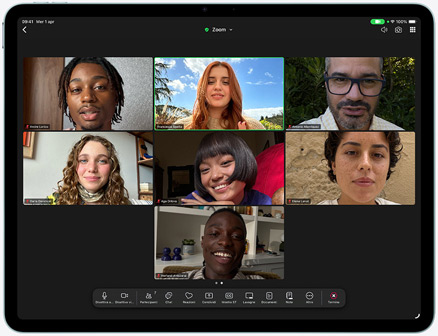 Un iPad Air visto di fronte che mostra l’app Zoom Workplace con più persone in riquadri separati