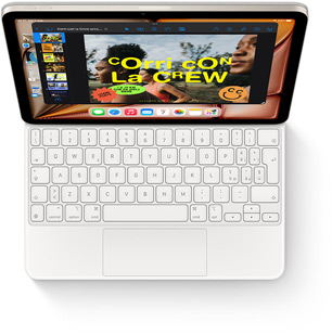 Un iPad Air visto dall’alto con una Magic Keyboard bianca.