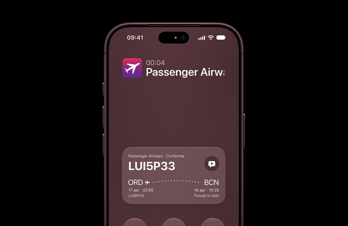 iPhone 17 che mostra la funzione Contesto chiamata con Apple Intelligence. Display che mostra i dettagli di conferma di una prenotazione aerea durante una telefonata