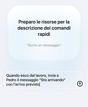 Schermata con una domanda di Apple Intelligence e la risposta dell’utente sullo scopo di un comando rapido, il testo recita: Cosa vuoi che faccia il tuo comando rapido? Risposta: Quando esco dal lavoro, invia a Pedro il messaggio Sto arrivando, con l’orario di arrivo previsto