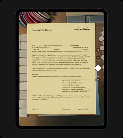 iPad Proの前面の外観、縦向き、カラーはスペースブラック。ディスプレイには「サービス契約書」という題名のスキャンされた書類が表示され、テキストと署名欄がはっきりと見えている