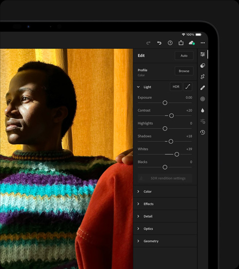 iPad Pro、カラフルなセーターを着た人物の写真の編集画面が表示されている