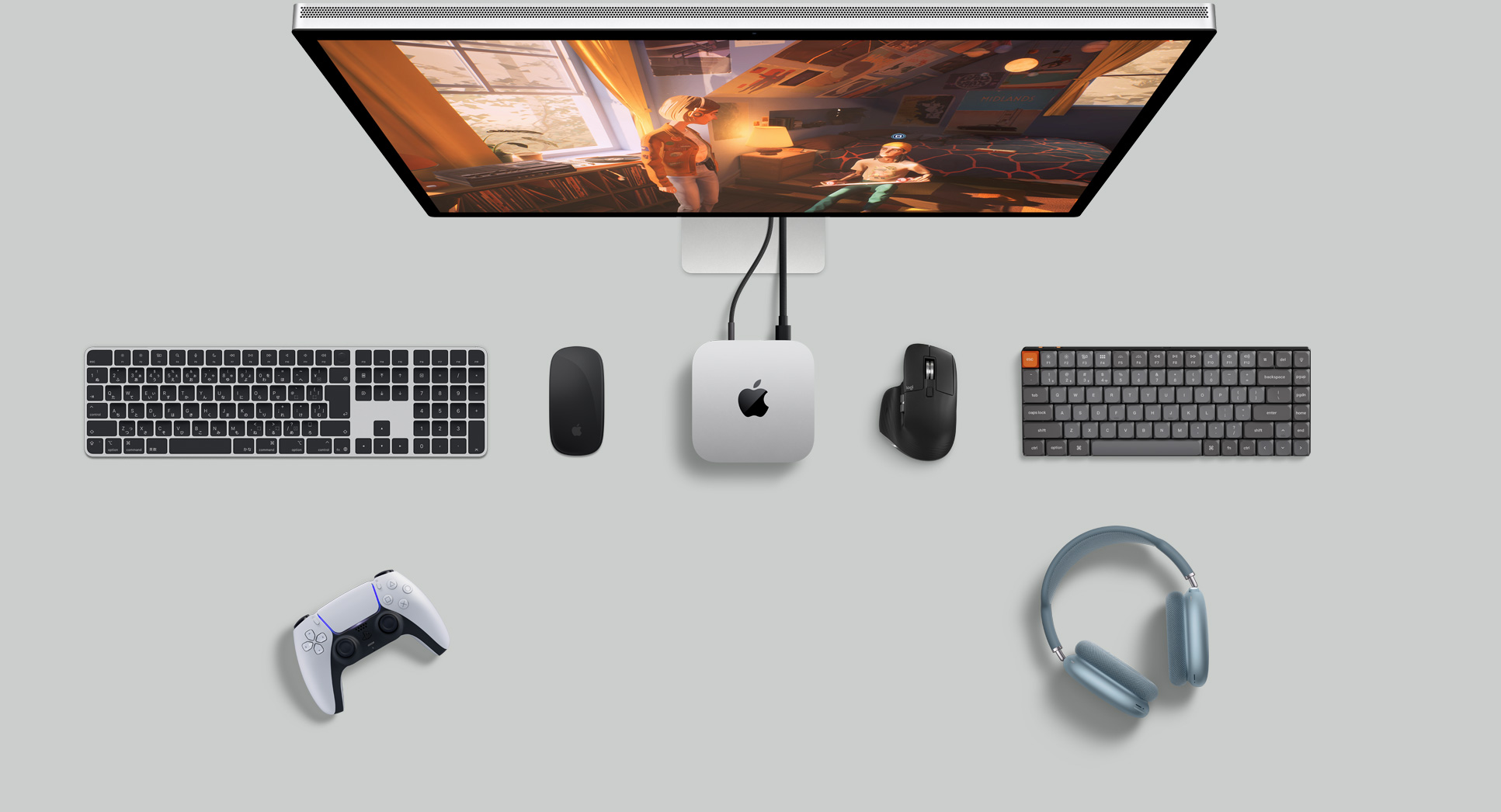 デスク上に置かれたMac miniを上から見た図。Studio Display、ワイヤレスキーボード、ワイヤレスマウス、ゲームコントローラ、AirPods Maxが一緒に配置されている
