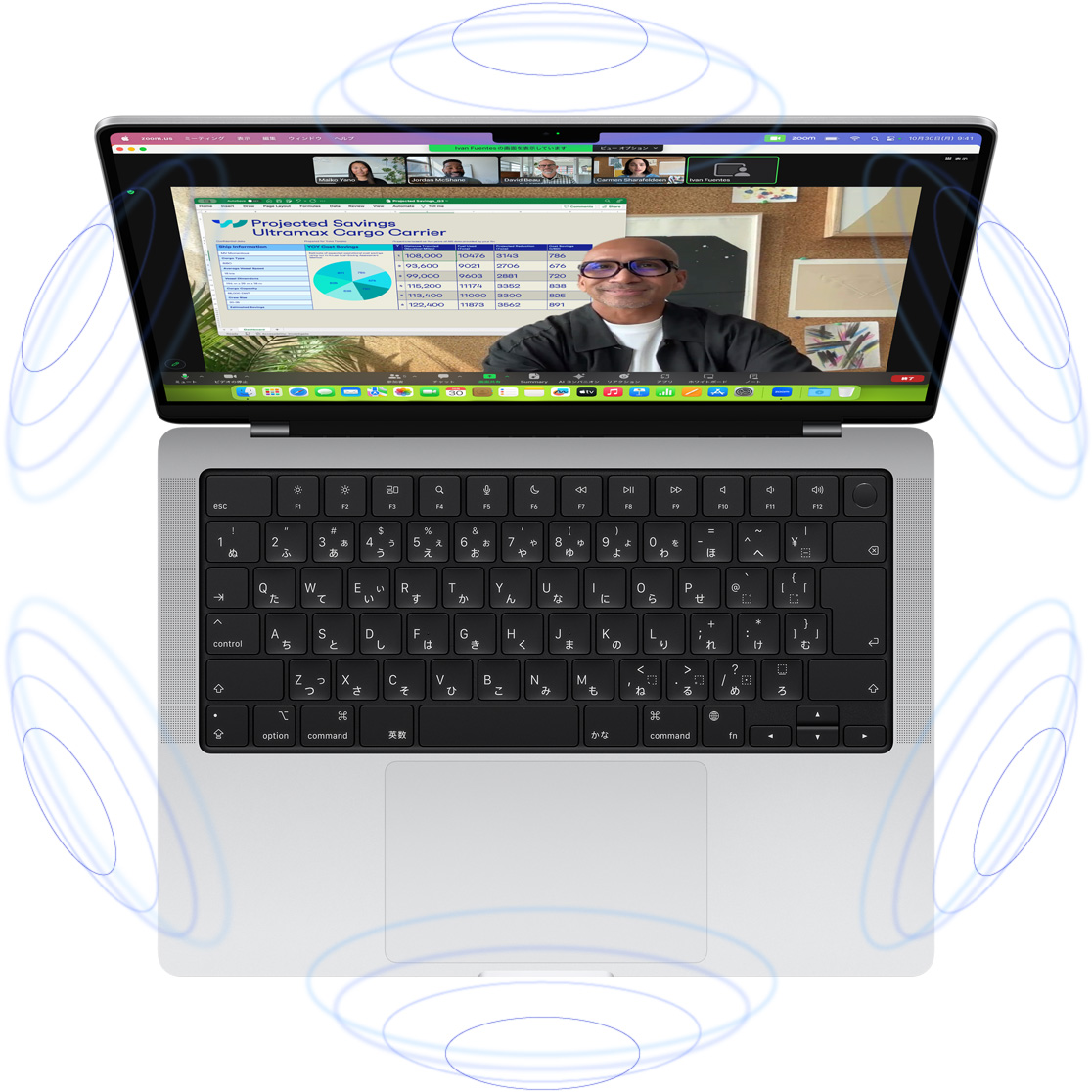 MacBook ProでのFaceTimeビデオ通話。MacBook Proを囲む複数の青い円のイラストが、空間オーディオの立体感を表している