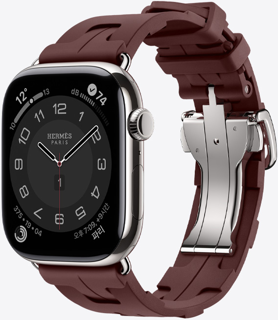 실버 색상 티타늄 케이스의 Apple Watch Hermès Series 11, 그리고 빠르게 차고 풀 수 있는 실버 금속 버클이 있는 보르도 색상 Kilim 밴드