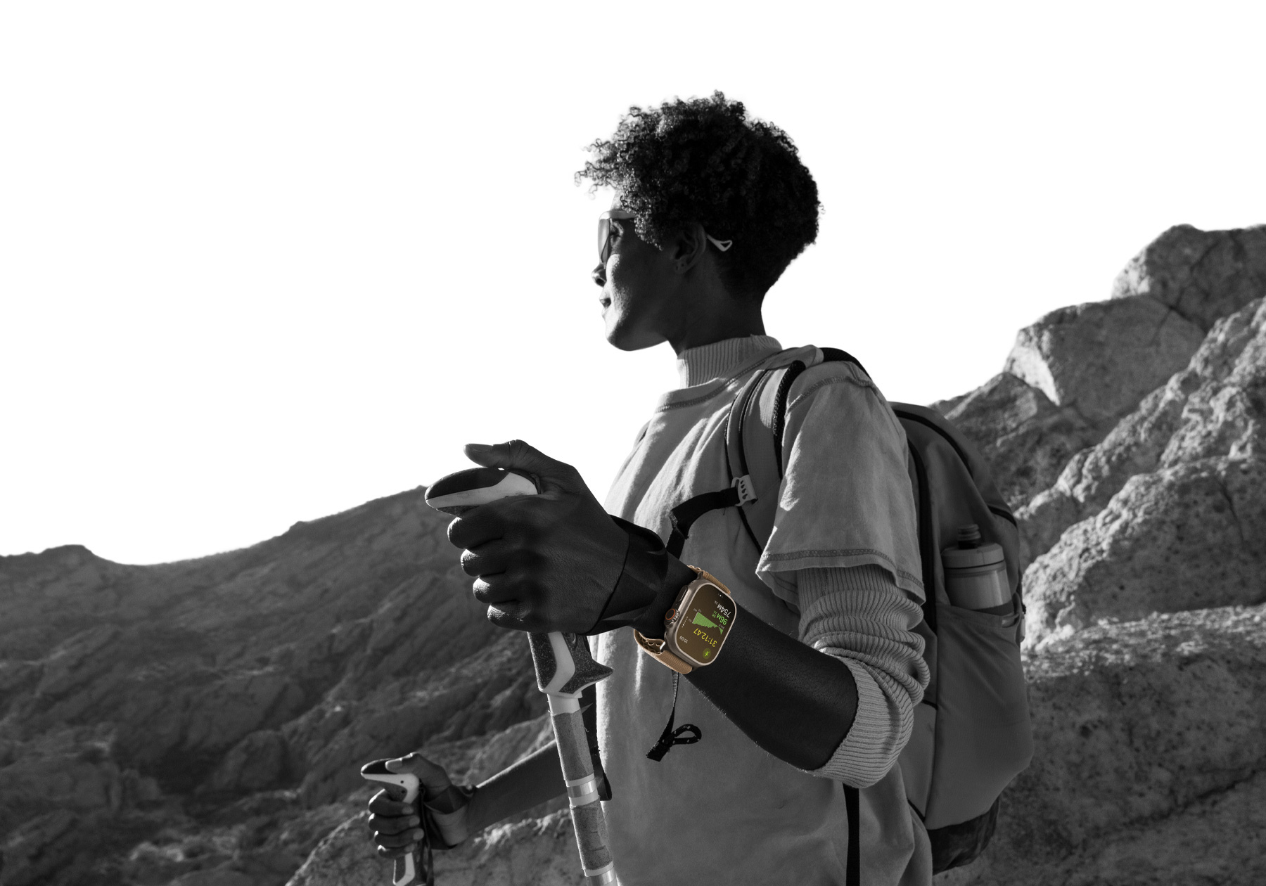 Apple Watch Ultra 4를 착용하고 사막에서 하이킹 중인 사람의 모습. 화면에 고도 수치가 표시되어 있습니다