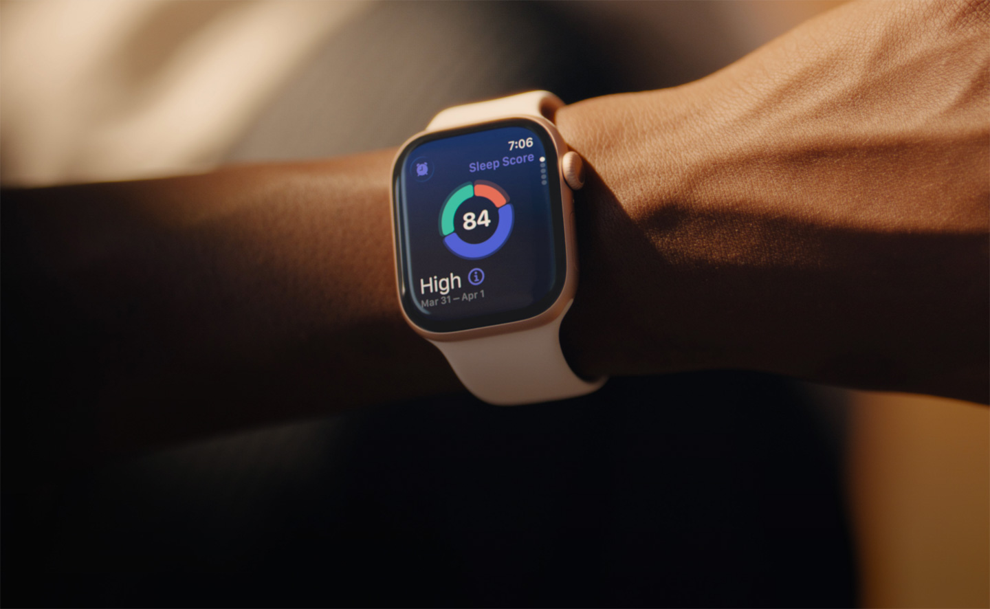 Apple Watch Series 11에서 수면 점수를 확인하는 사람.