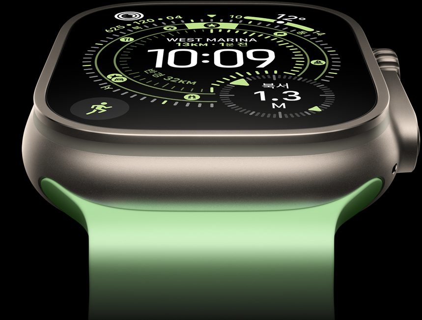 오리엔티어링 시계 페이스의 나침반을 보여주는 내추럴 색상 티타늄 케이스의 Apple Watch Ultra 3, 그리고 네온 그린 색상 오션 밴드