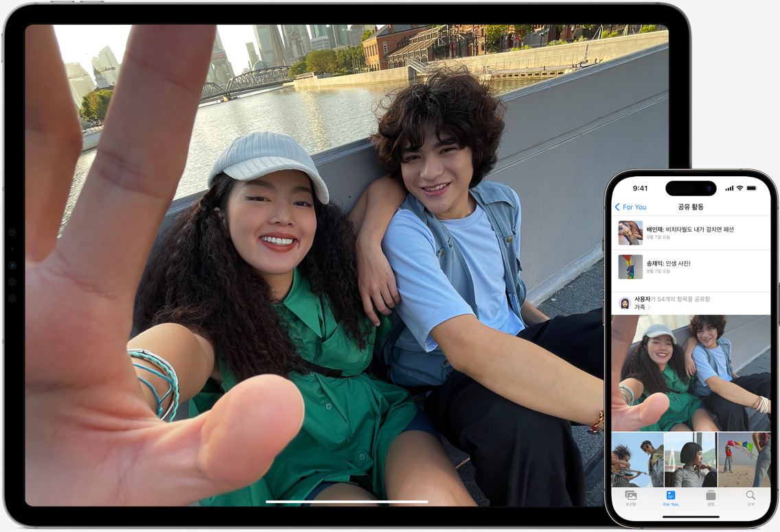 바닷가에서 찍은 아빠와 두 딸의 사진들을 iCloud 사진 기능으로 보고 있는 iPad 및 iPhone 화면