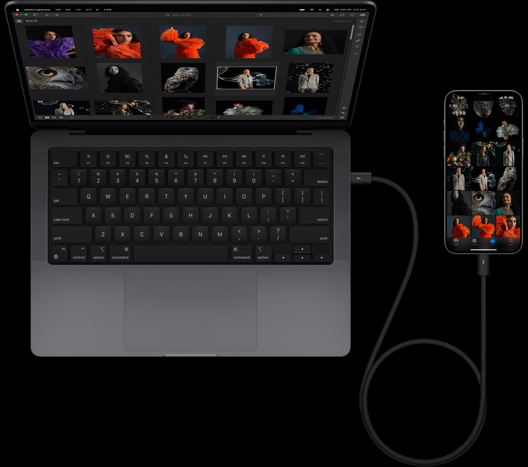 USB-C 케이블로 iPhone 15 Pro Max를 MacBook Pro 14 모델에 연결한 모습