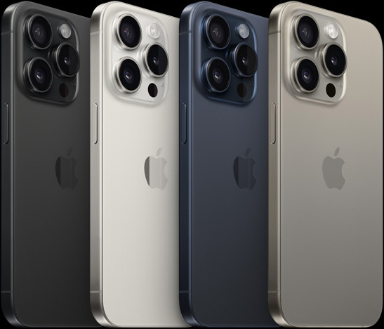 15.5cm iPhone 15 Pro 네 대의 뒷면. 각각 블랙 티타늄, 화이트 티타늄, 블루 티타늄, 내추럴 티타늄 색상입니다.