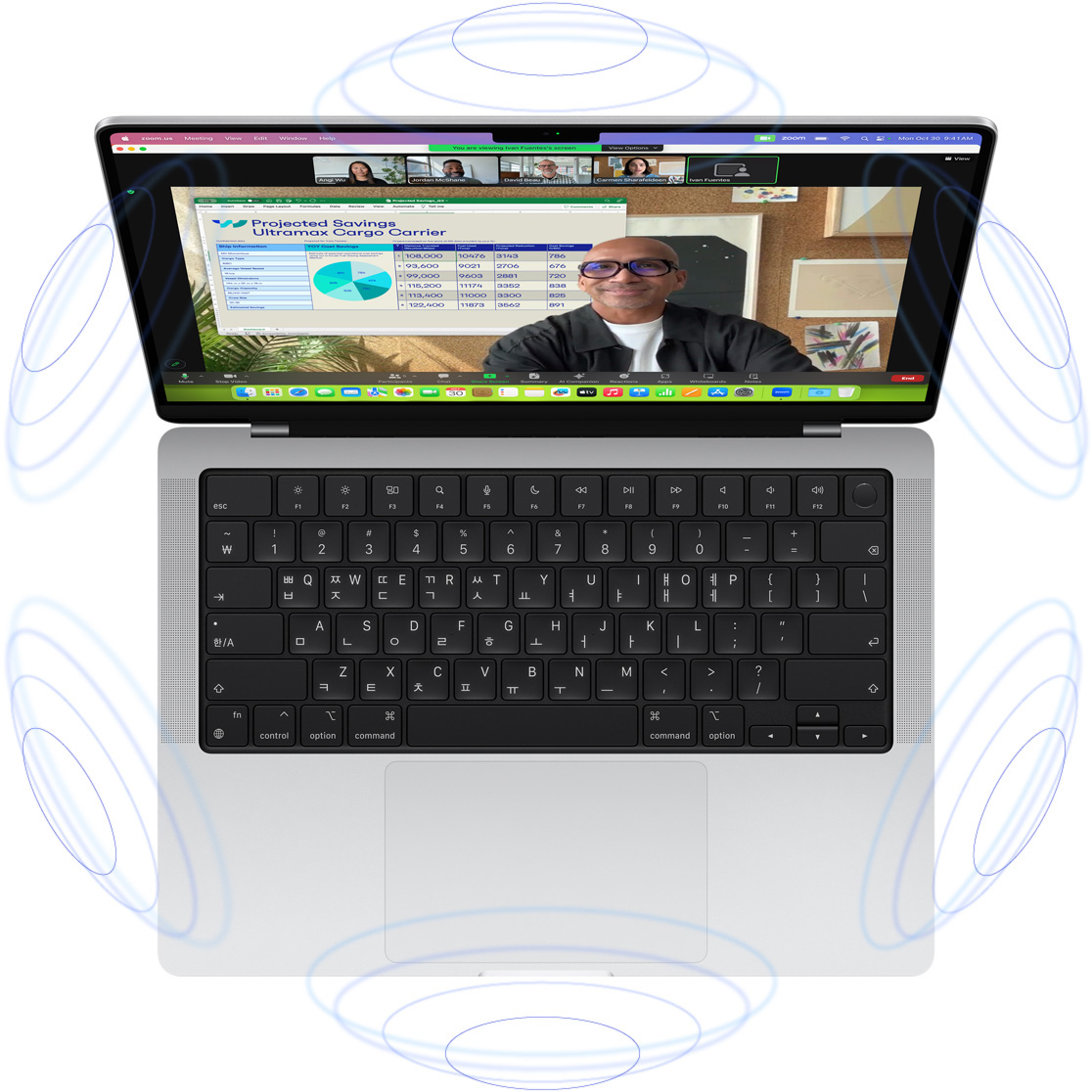 MacBook Pro에서 FaceTime 영상 통화를 하는 모습. 공간 음향의 3D 사운드를 묘사한 파란색 원 이미지들이 기기 주위를 감싸고 있습니다