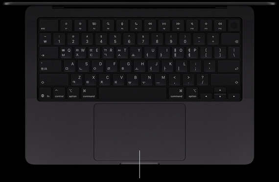 PROLED XDR 디스플레이 탑재 MacBook Pro, 스페이스 블랙 색상, 열려 있는 상태, 키보드 및 Force Touch 트랙패드가 보이는 모습