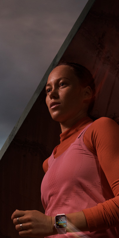 한 여성이 Apple Watch Series 9을 착용하고 달리기 운동 데이터를 추적 중인 모습.