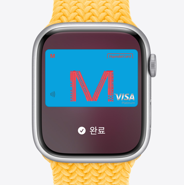Apple Watch Series 9 세 개. The first shows Apple Card being used with Apple Pay. The second shows a transit card being used with the Wallet App. The third shows a home key being used through the Wallet app.