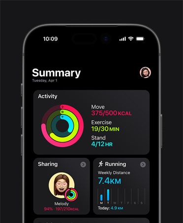 „iPhone 17“, santrauka programoje „Fitness“, aktyvumo žiedai, judėjimo, mankštos ir stovėjimo matavimai, veiklos bendrinimas su draugais, kassavaitiniai bėgiojimo rezultatai, treniruočių krūvis