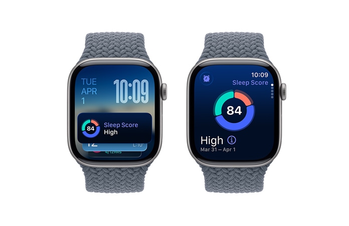 „Apple Watch Series 11“, kosminės pilkos spalvos, aliuminio korpusas, išmaniojo dėklo užuomina, miego įvertinimo pranešimas, dešiniosios pusės išorinė dalis, „Digital Crown“, „Braided Solo“ apyrankė, plieno mėlynos spalvos