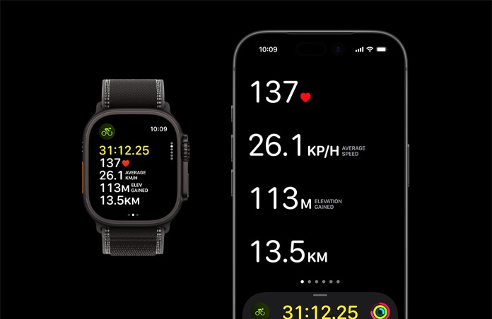 „Apple Watch Ultra 3“, juodos spalvos, titano korpusas, „Trail“ apyrankė, juodos / anglies spalvos, „iPhone“, aktyvūs treniruotės rodmenys rodomi abiejuose įrenginiuose