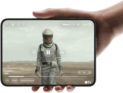 „iPhone Duo“, laikomas viena ranka, atidarytas horizontalia padėtimi, visiškai atlenktas, vidinis ekranas rodo „Apple TV“ serialą „Silo“
