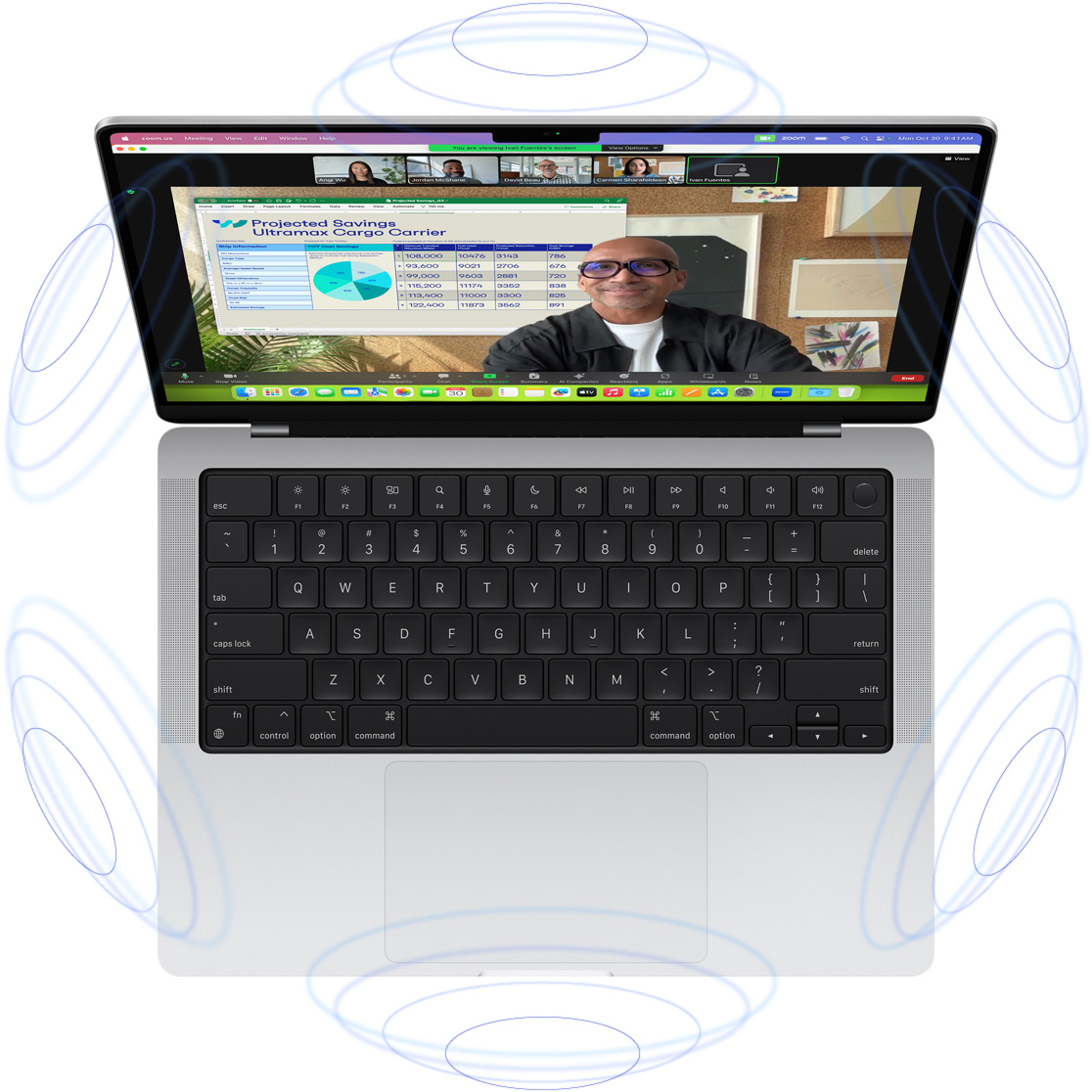 „FaceTime“ vaizdo skambutis „MacBook Pro“ ekrane, aplink mėlynų apskritimų iliustracijos, kurie rodo erdvinio garso sukuriamą 3D įspūdį