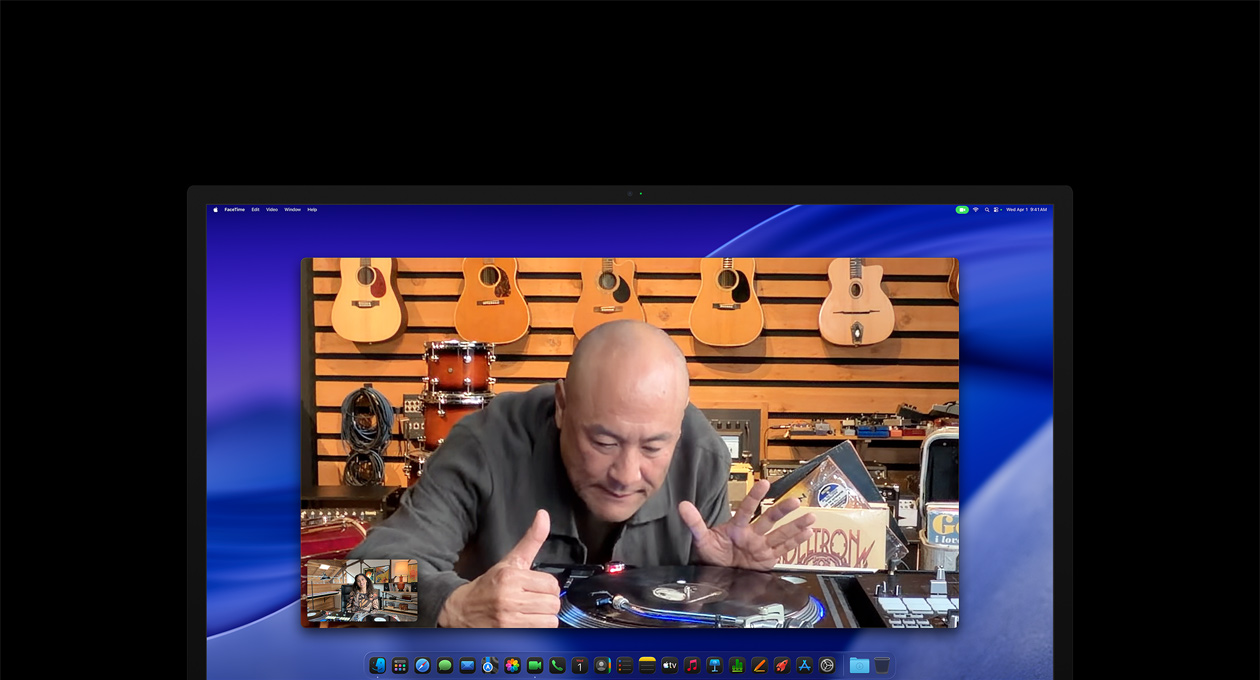 Asmuo, kalbantis vaizdo skambučiu muzikos parduotuvėje, žiūri į patefoną, dėl „Center Stage“ kameros jis išlieka kadro viduryje