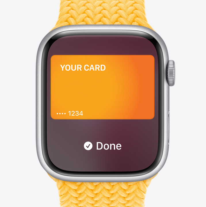 Trys „Apple Watch Series 9“. Pirmajame rodoma, kaip su „Apple Pay“ naudojama „Apple Card“. Antrajame – kaip su programa „Wallet“ naudojamas daugkartinis bilietas. Trečiajame – kaip su programa „Wallet“ naudojamas namų raktas.