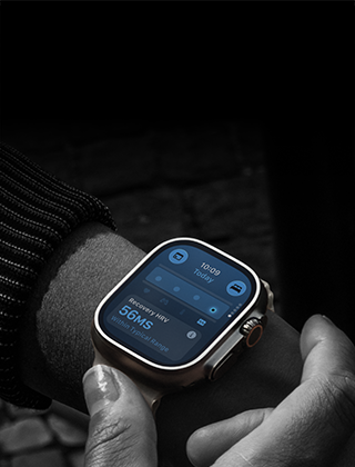 Persona ar Apple Watch Ultra 4 uz rokas, dienas veselības stāvokļa mērījumiem ir neliela atkāpe no normas