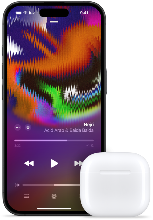 علبة شحن مفتوحة وبداخلها سماعة AirPods 4، بجانب جهاز iPhone يعرض سماعة AirPods 4 متصلة.