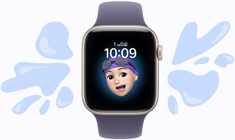 صورة لساعة Apple Watch SE 3، إطار ألومنيوم، بلون ضوء النجوم، واجهة الساعة من الميموجي، توضح ميزة مقاومتها للماء عبر طرطرشة قطرات الماء بعيداً عنها، حزام رياضي بلون ليليكي ضبابي