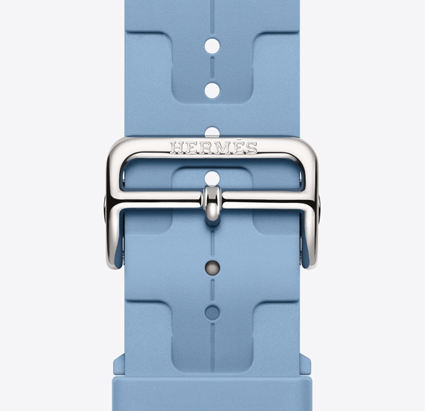 حزام Kilim لساعة Apple Watch Hermès Series 11‏ بلون أزرق باستيل، وشعار Hermès منقوش على المشبك الفضي