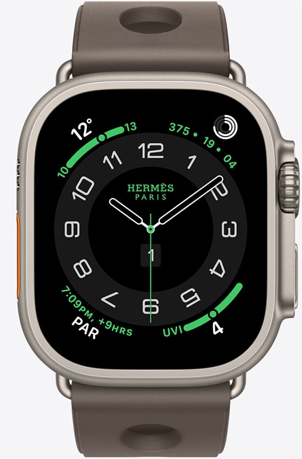 ‏Apple&amp;nbsp;Watch Hermès Ultra 3 بإطار من التيتانيوم الطبيعي، وواجهة الساعة Hermès Circulaire، الإضافات: الطقس، وحلقات النشاط، وPAR، مؤشر الأشعة فوق البنفسجية، والجزء الخارجي الأيمن يُظهر التاج الرقمي، والميكروفون، والزر الجانبي نافر، وحزام Scub'H Diving بلون Gris Titane‏