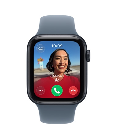 Apple&amp;nbsp;Watch SE 3 بإطار من الألومنيوم ولون سماء الليل، ومكالمة واردة، وصورة جهة الاتصال، وزر قبول المكالمة، وزر رفض المكالمة، والجزء الخارجي الأيمن يُظهِر التاج الرقمي، وحزام رياضي بلون ليلكي ضبابي